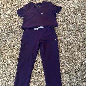 Figs scrub set. Small top & Small/Petite pants.
